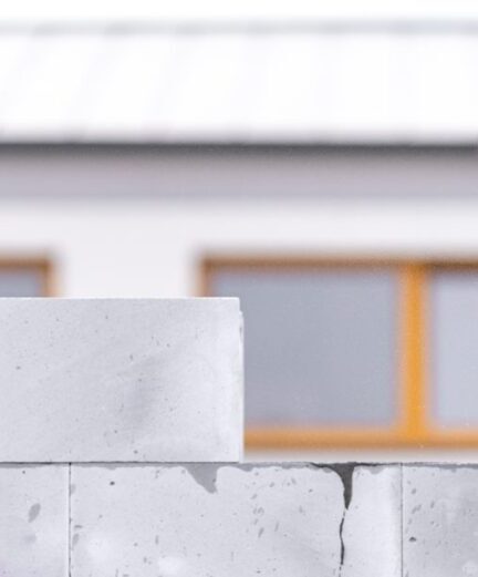 Pose de carreaux de plâtre pour créer une cloison intérieure dans une pièce en rénovation.